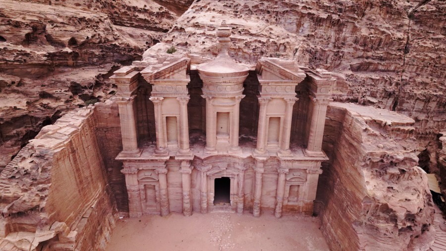 Skalnate-mesto-Petra-v-Jordansku-(1).jpg